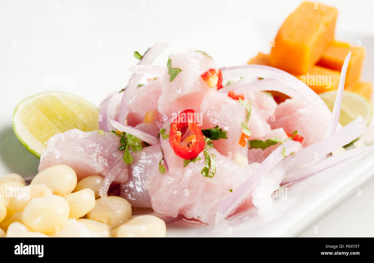 Ceviche di pesce crudo marinato nel succo di limone, piatti tipici della  cucina peruviana Foto stock - Alamy