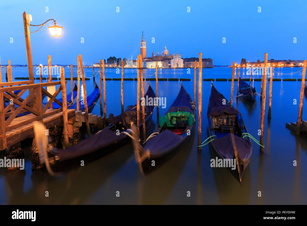 L'Italia, Veneto, Venezia, Sestiere di San Marco, ormeggiata gondole con San Giorgio Maggiore isola in background Foto Stock