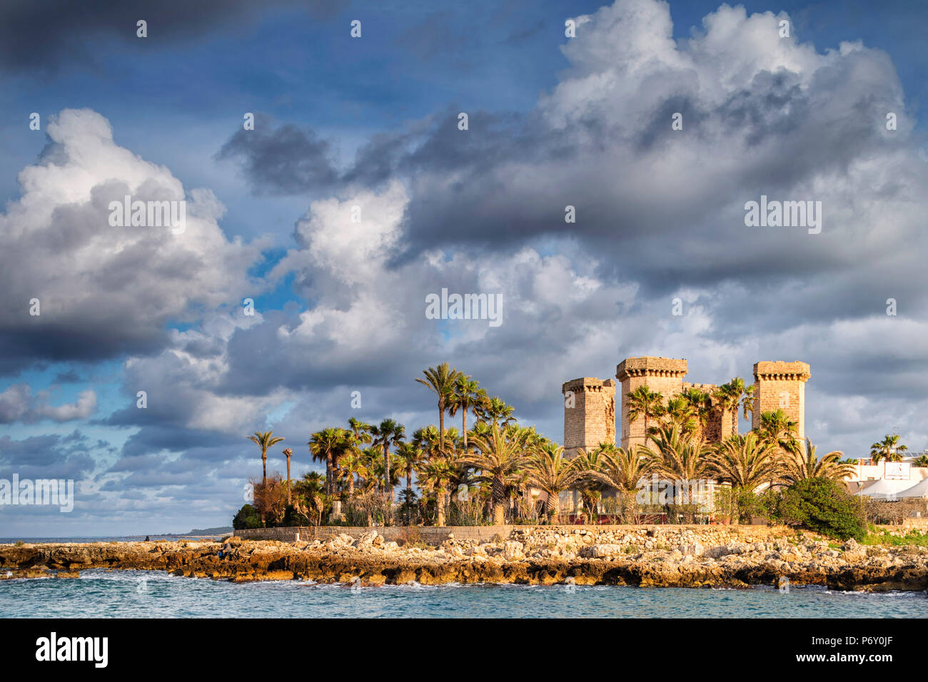 Italia, Italia, Puglia Puglia. Salento Penisola Salentina. Lecce Zona. Santa Maria al Bagno. Torre Fiume noto anche come quattro colonne (4 Colomns) fortezza. Foto Stock