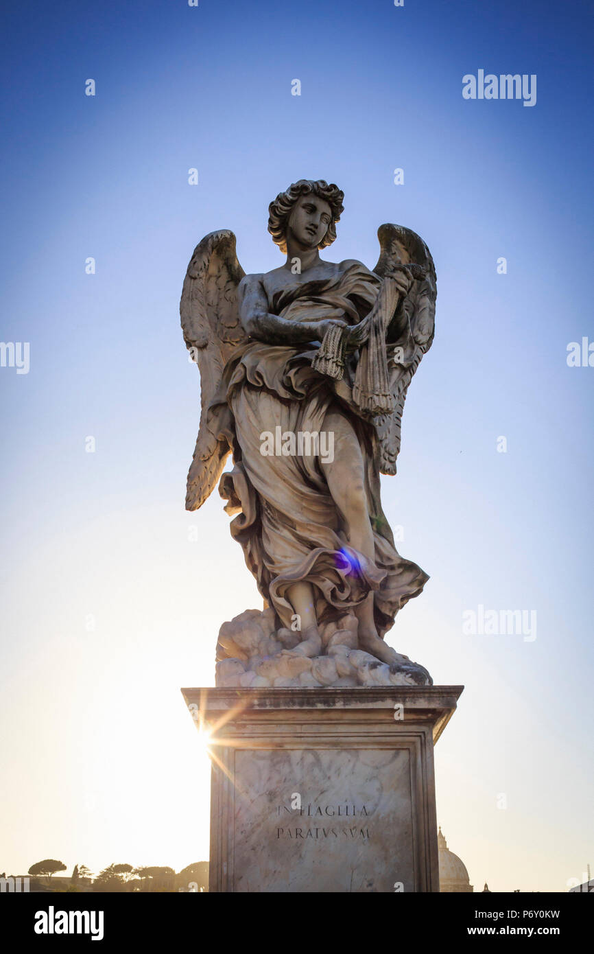 Italia, Roma, una delle statue di Bernini sul Ponte dell'Angelo ponte vicino Mauseleum di Adriano Foto Stock
