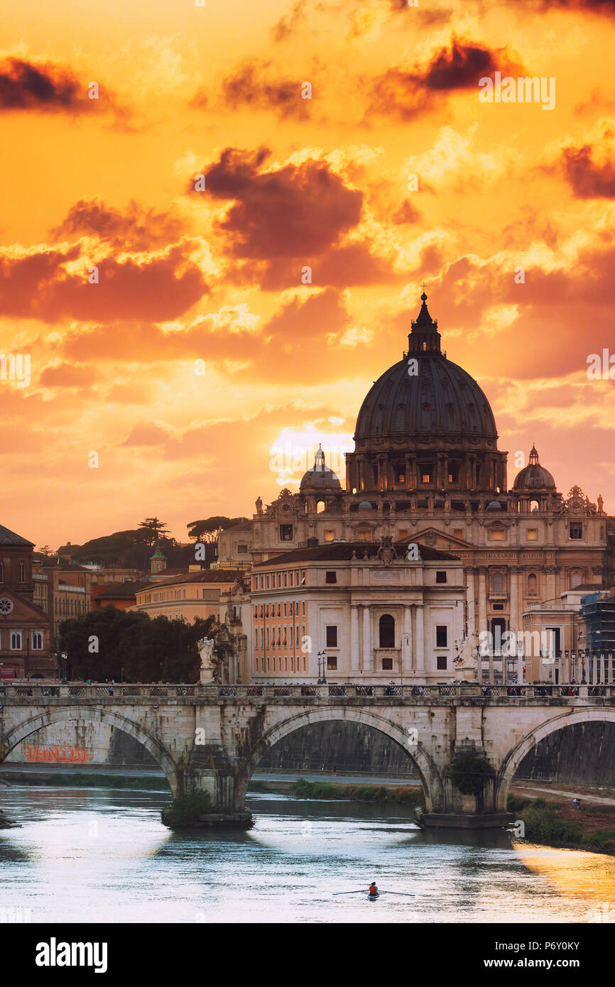 Italia, Roma, Basilica di San Pietro al tramonto riflettendo sul fiume Tevere Foto Stock