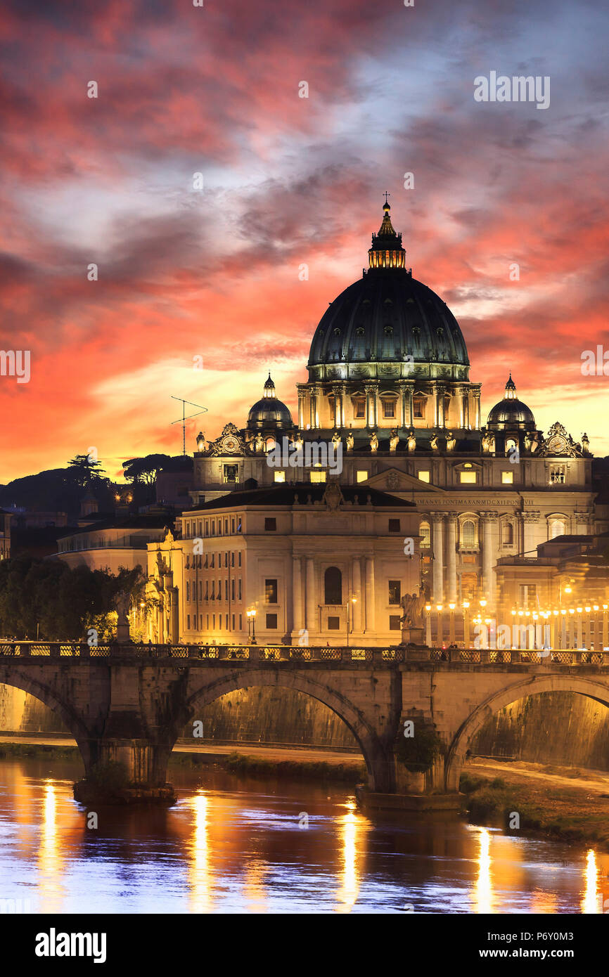 Italia, Roma, Basilica di San Pietro di notte riflettendo sul fiume Tevere Foto Stock