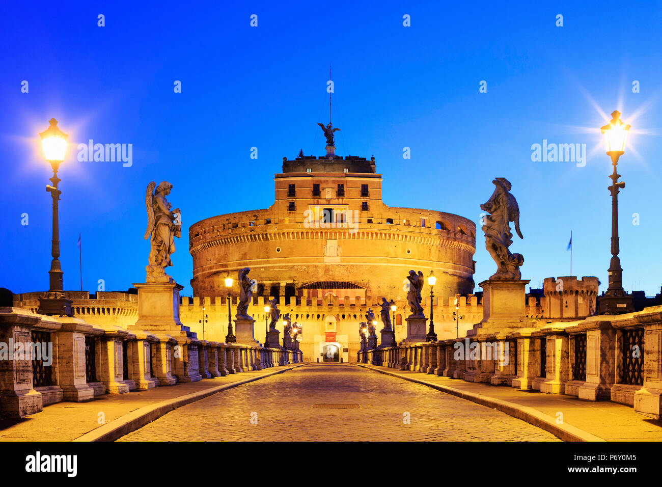 Italia, Roma, Mausoleo di Adriano (noto come Castel Sant'Angelo) di notte Foto Stock