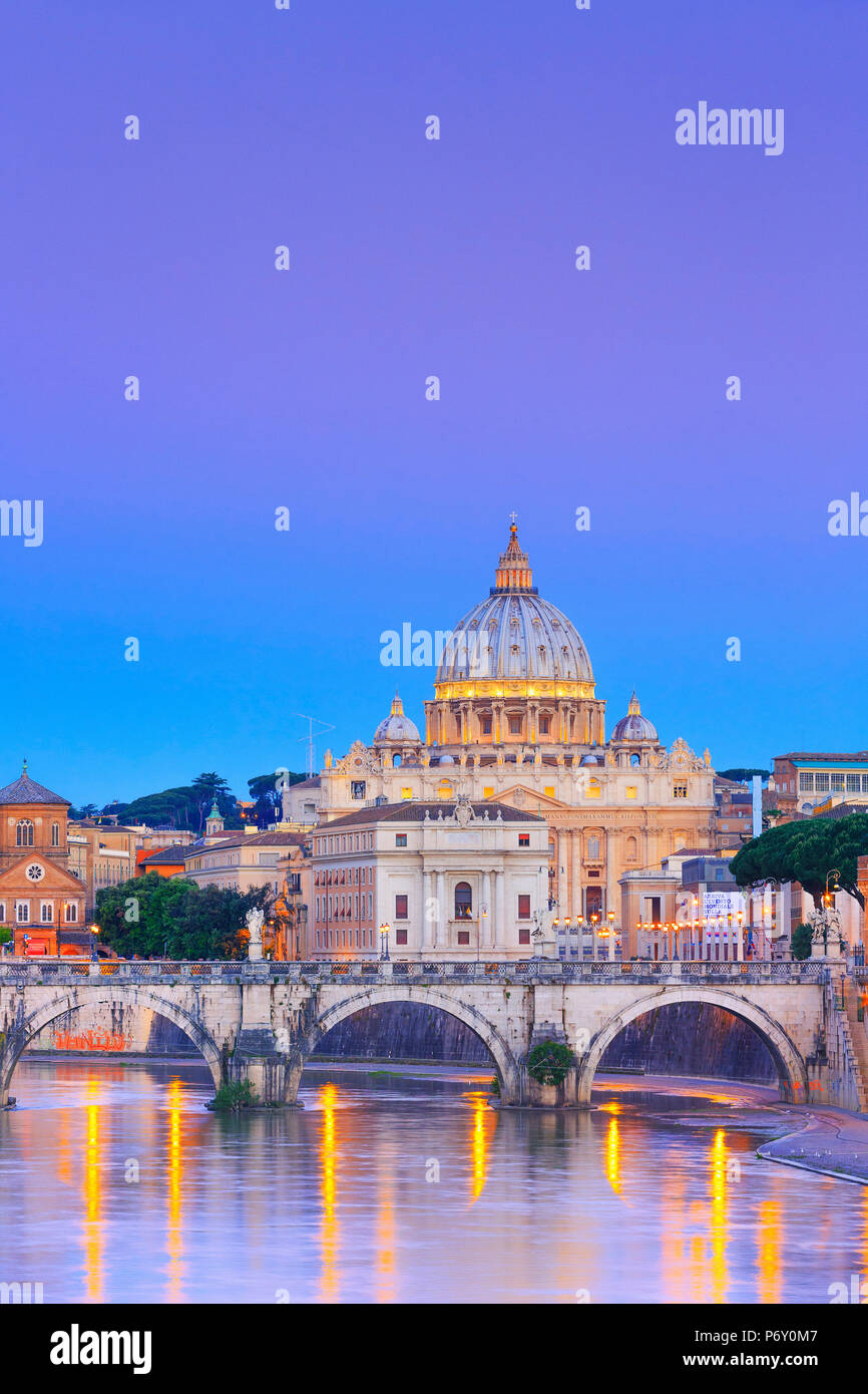 Italia, Roma, Basilica di San Pietro di notte riflettendo sul fiume Tevere Foto Stock