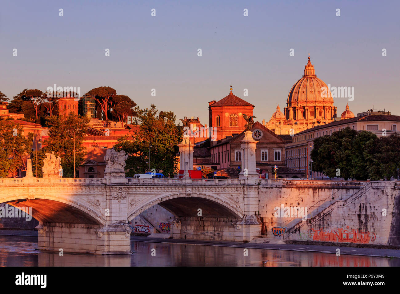 Italia, Roma, Basilica di San Pietro a sunrise riflettendo sul fiume Tevere Foto Stock
