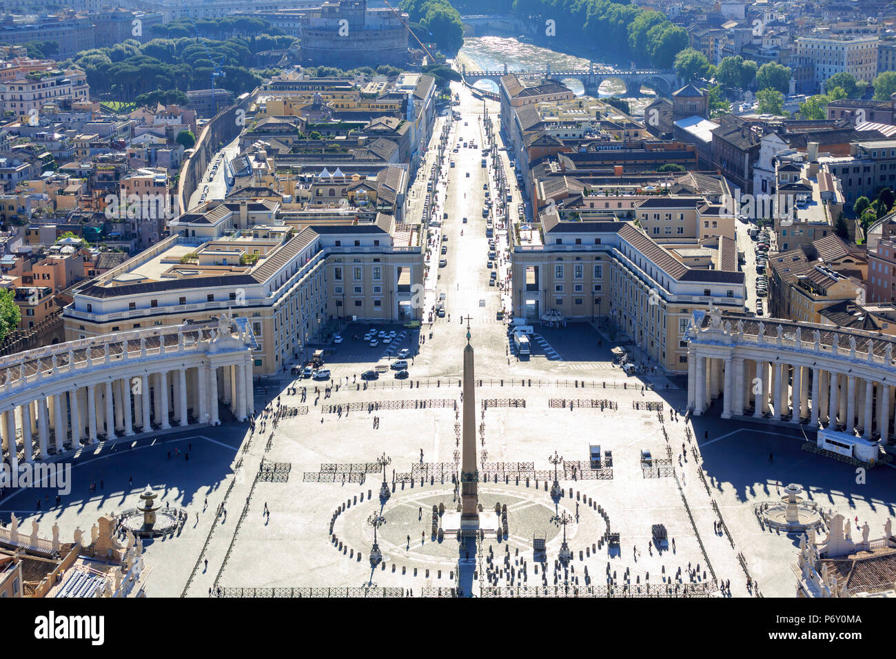Italia, Roma, vista in elevazione della Basilica di San Pietro e di conciliazione street presso sunrise Foto Stock