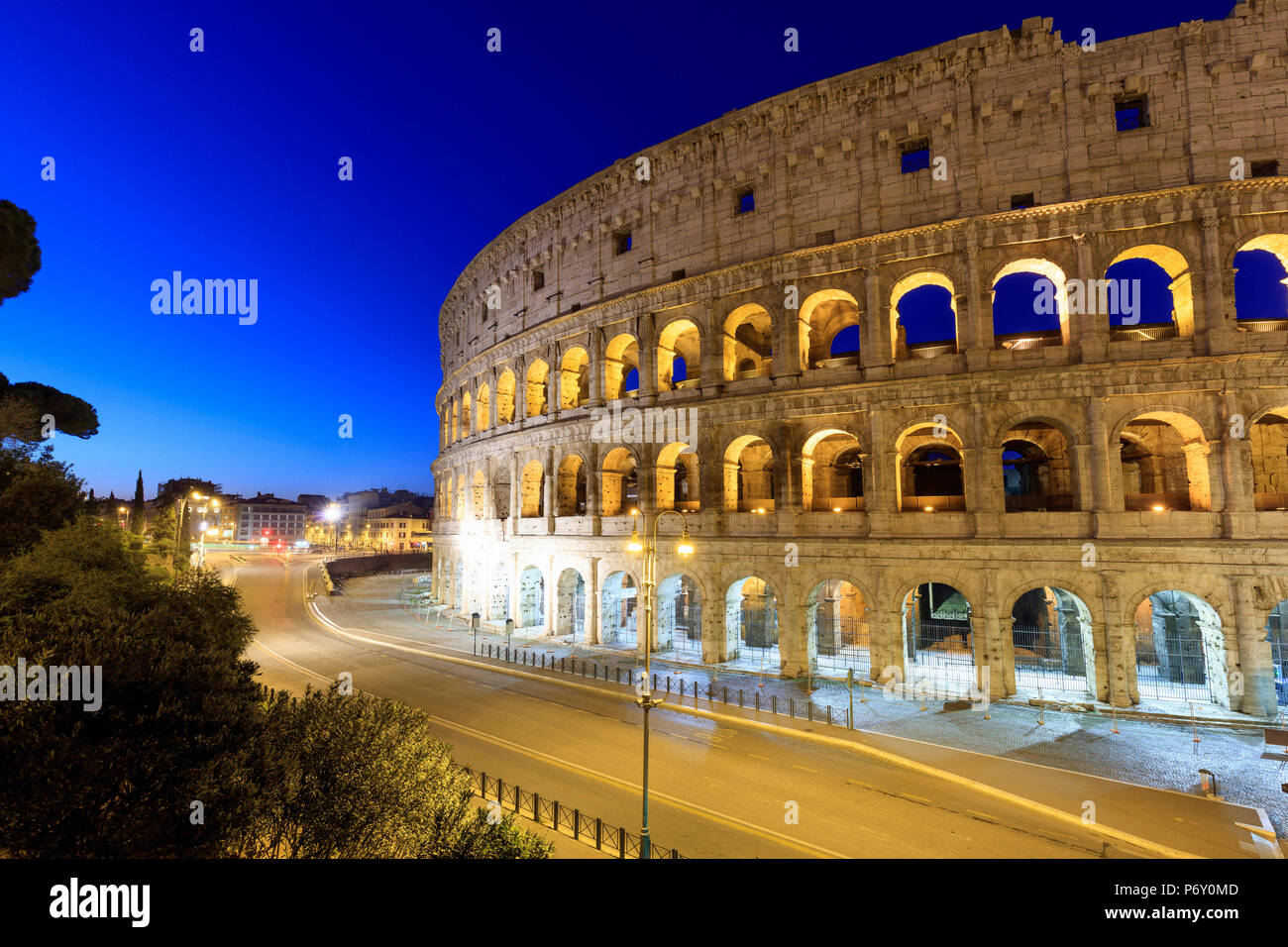 Italia, Roma, Colosseo e Foro Romano di notte Foto Stock