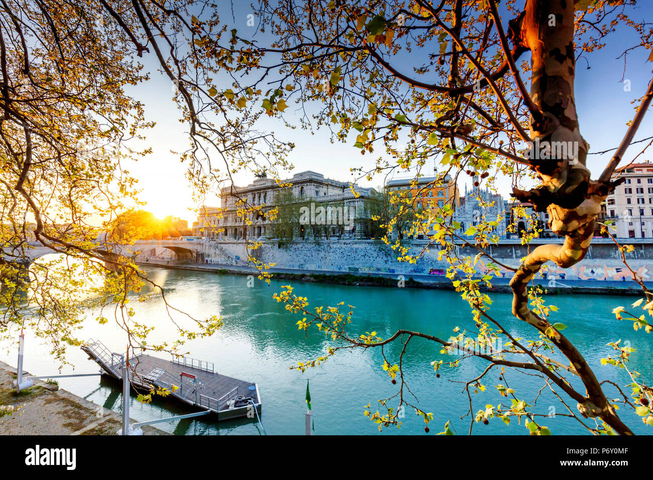 Italia, Roma, tribunale riflettendo sul fiume Tevere Foto Stock