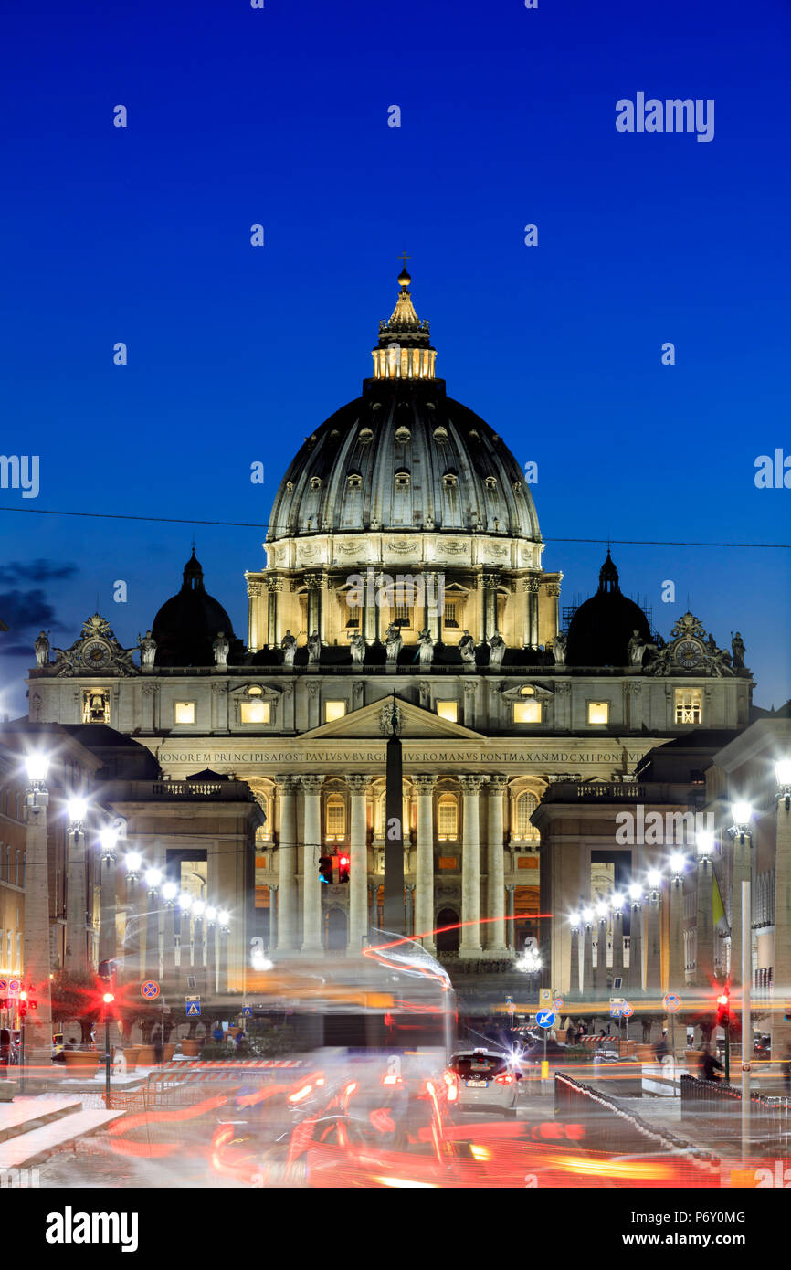 Italia, Roma, Basilica di San Pietro di notte Foto Stock