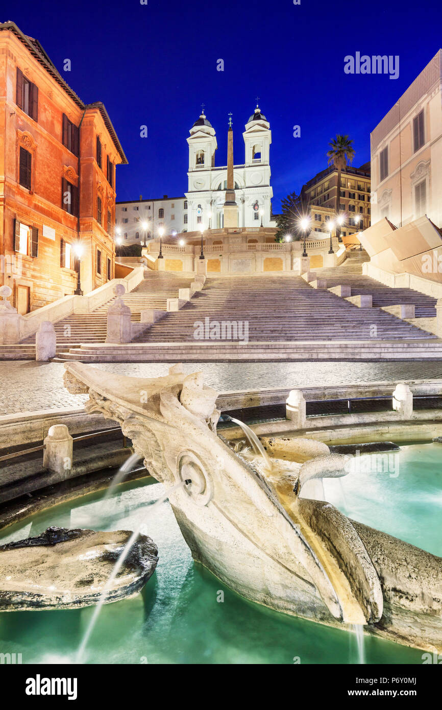 Italia, Roma, Piazza di Spagna con Trinità dei Monti e la fontana della Barcaccia di notte Foto Stock