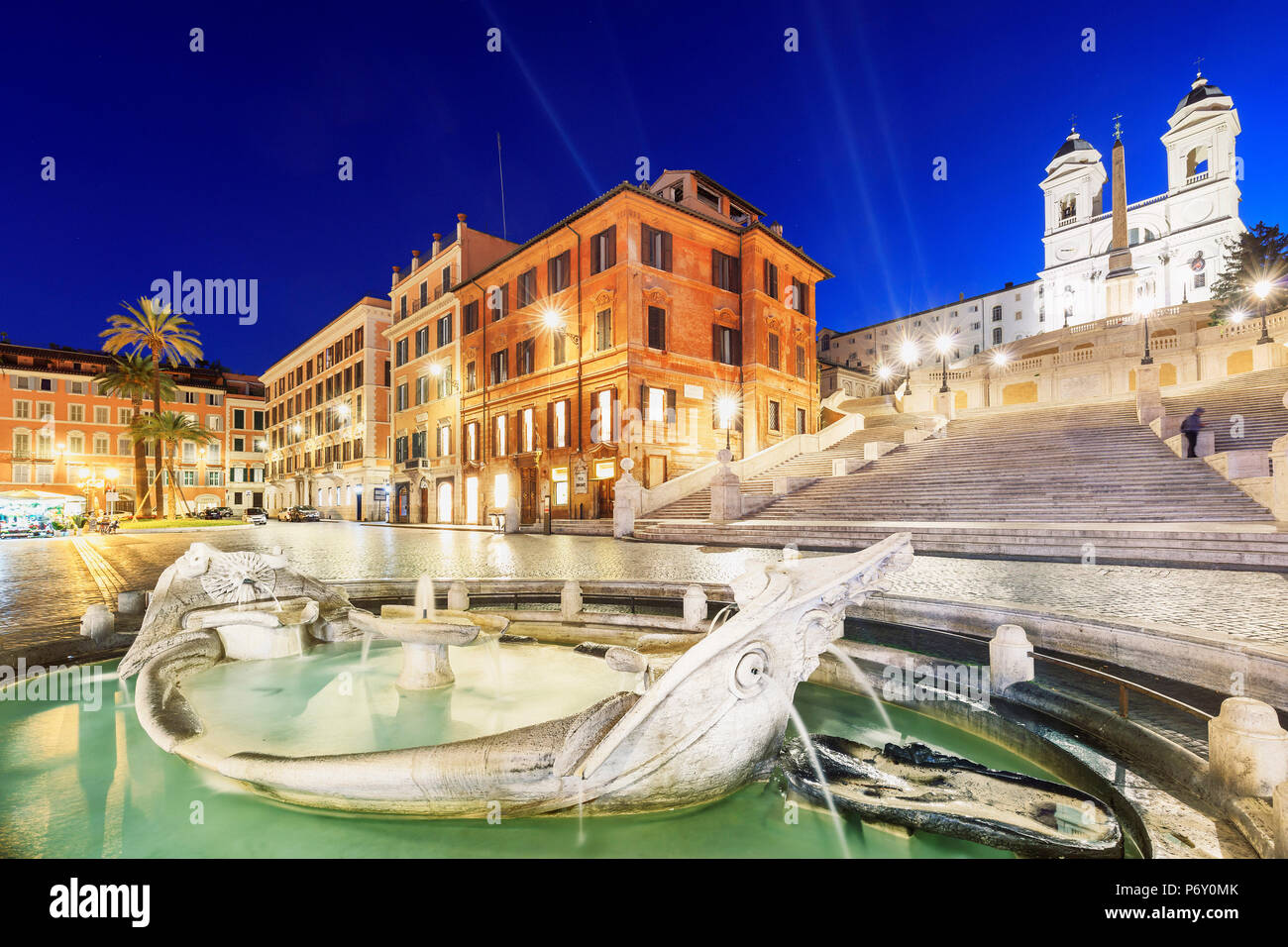 Italia, Roma, Piazza di Spagna con Trinità dei Monti e la fontana della Barcaccia di notte Foto Stock
