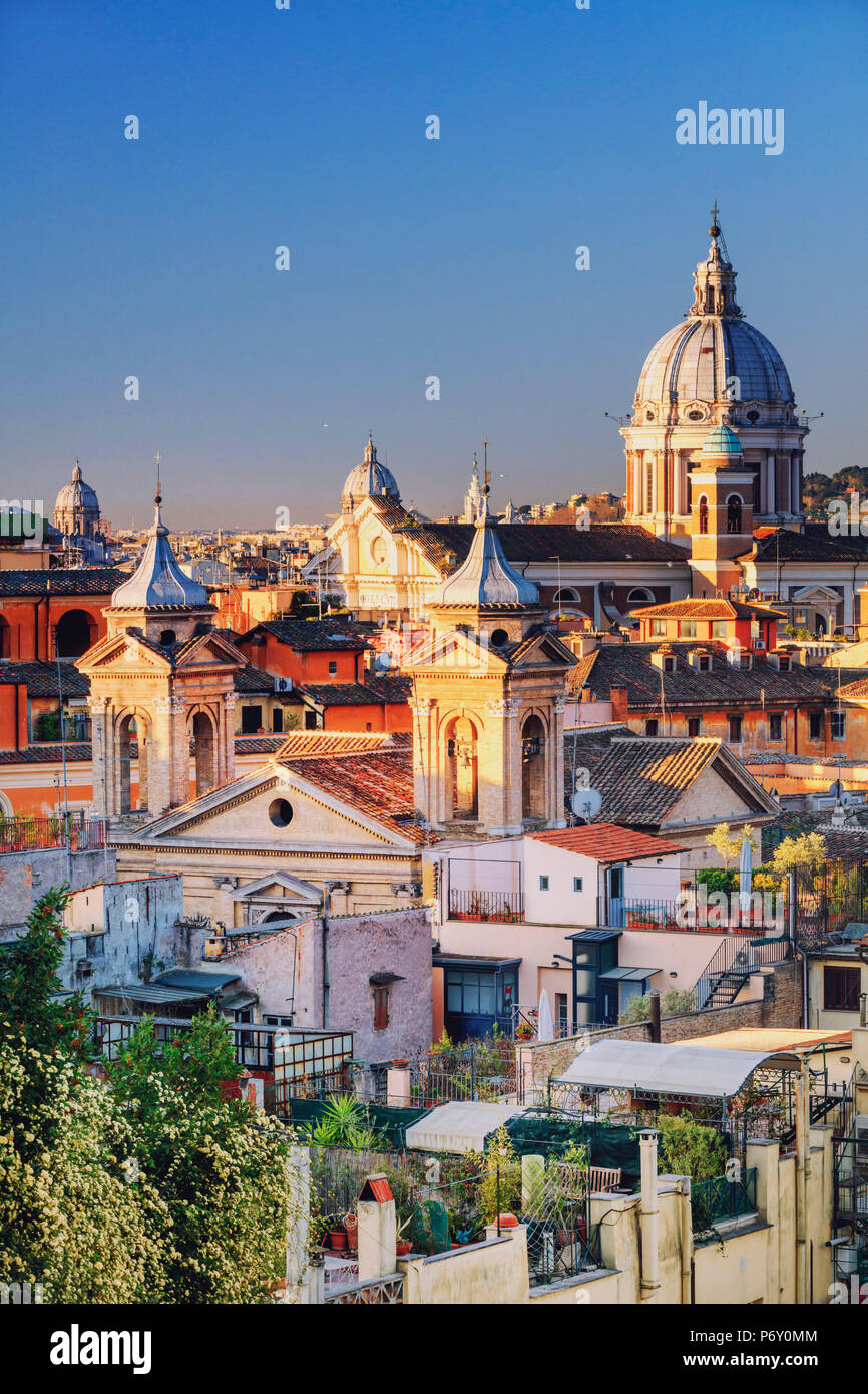 Italia, Roma, Basilica di Sant'Ambrogio e Carlo Chiesa e sui tetti della città di sunrise Foto Stock