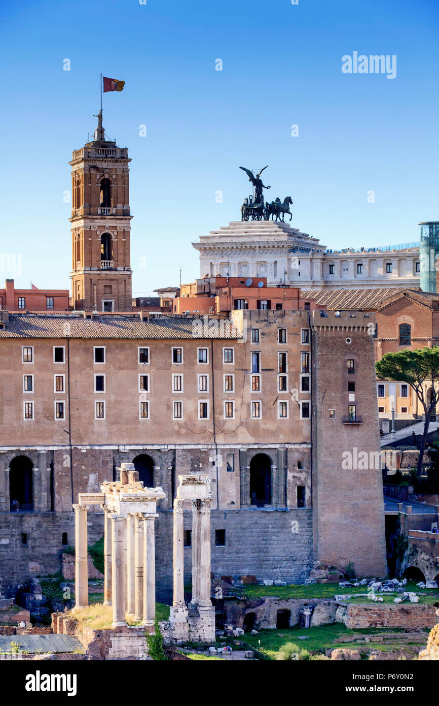 Italia, Roma, Foro Romano e Altare della Patria un monumento al tramonto Foto Stock