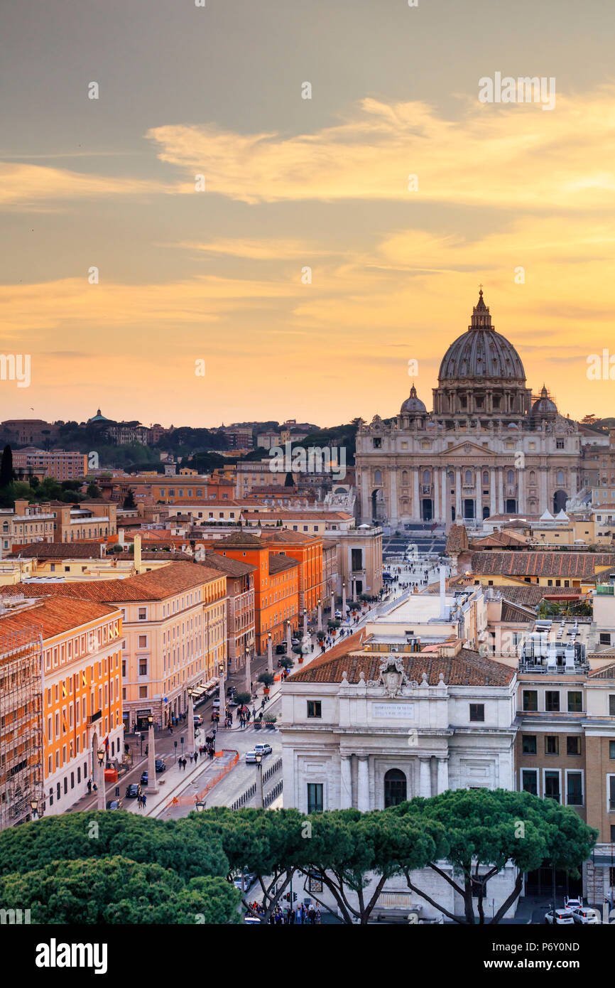 Italia, Roma, Basilica di San Pietro e Via della Conciliazione in alzato al tramonto Foto Stock