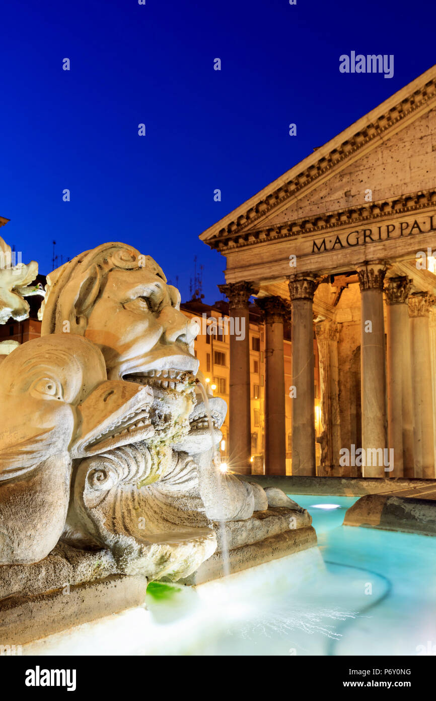 Italia, Roma Pantheon e Piazza della Rotonda Fontana di notte Foto Stock