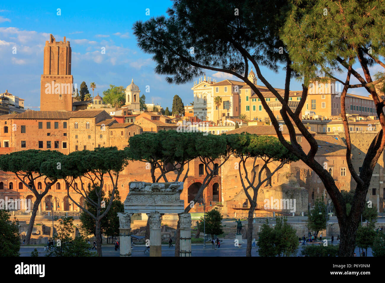 Italia, Roma, Traian forum lungo i Fori Imperiali street, con Santa Maria di Loreto chiesa Foto Stock