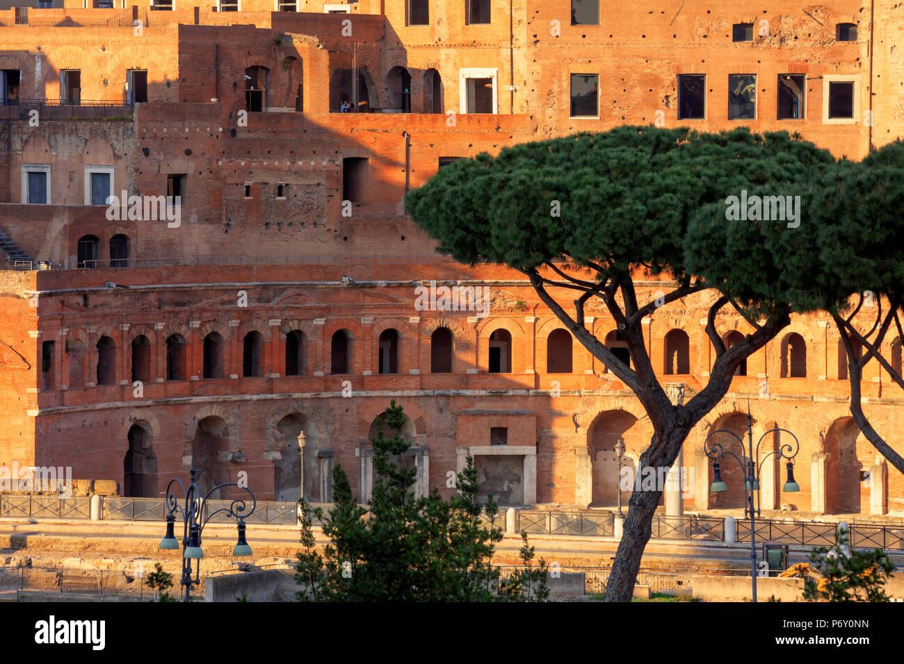 Italia, Roma, Traian forum lungo i Fori Imperiali street, con Santa Maria di Loreto chiesa Foto Stock