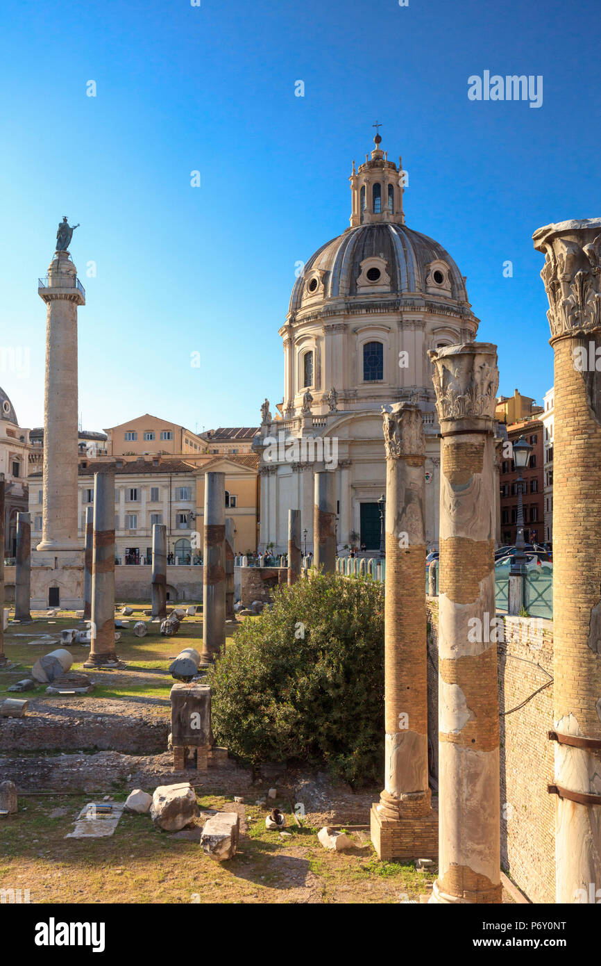 Italia, Roma, Traian forum lungo i Fori Imperiali street, con Santa Maria di Loreto chiesa Foto Stock