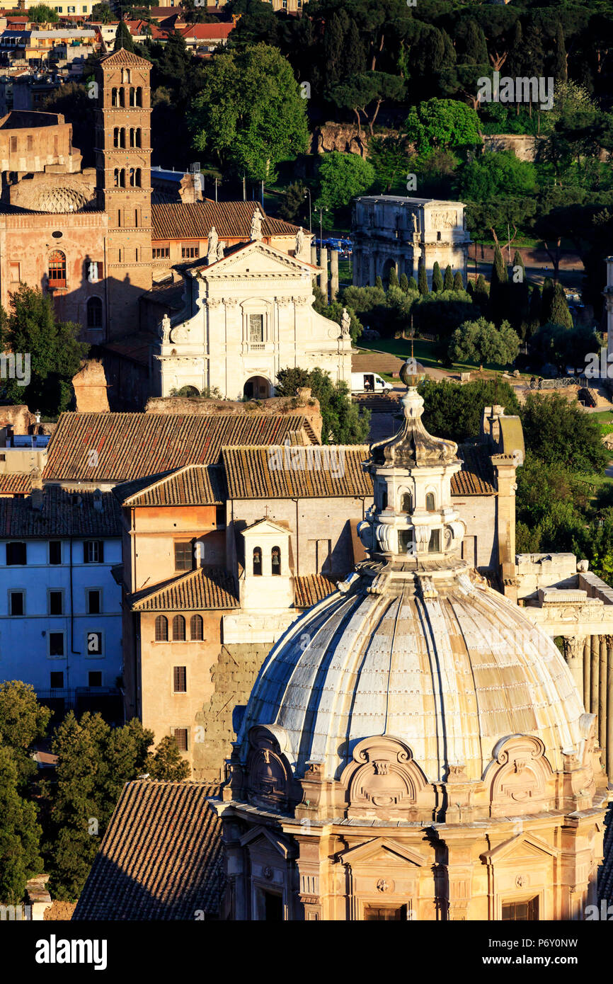 Italia, Roma, vista in elevazione del Colosseo e il Foro Romano al tramonto Foto Stock