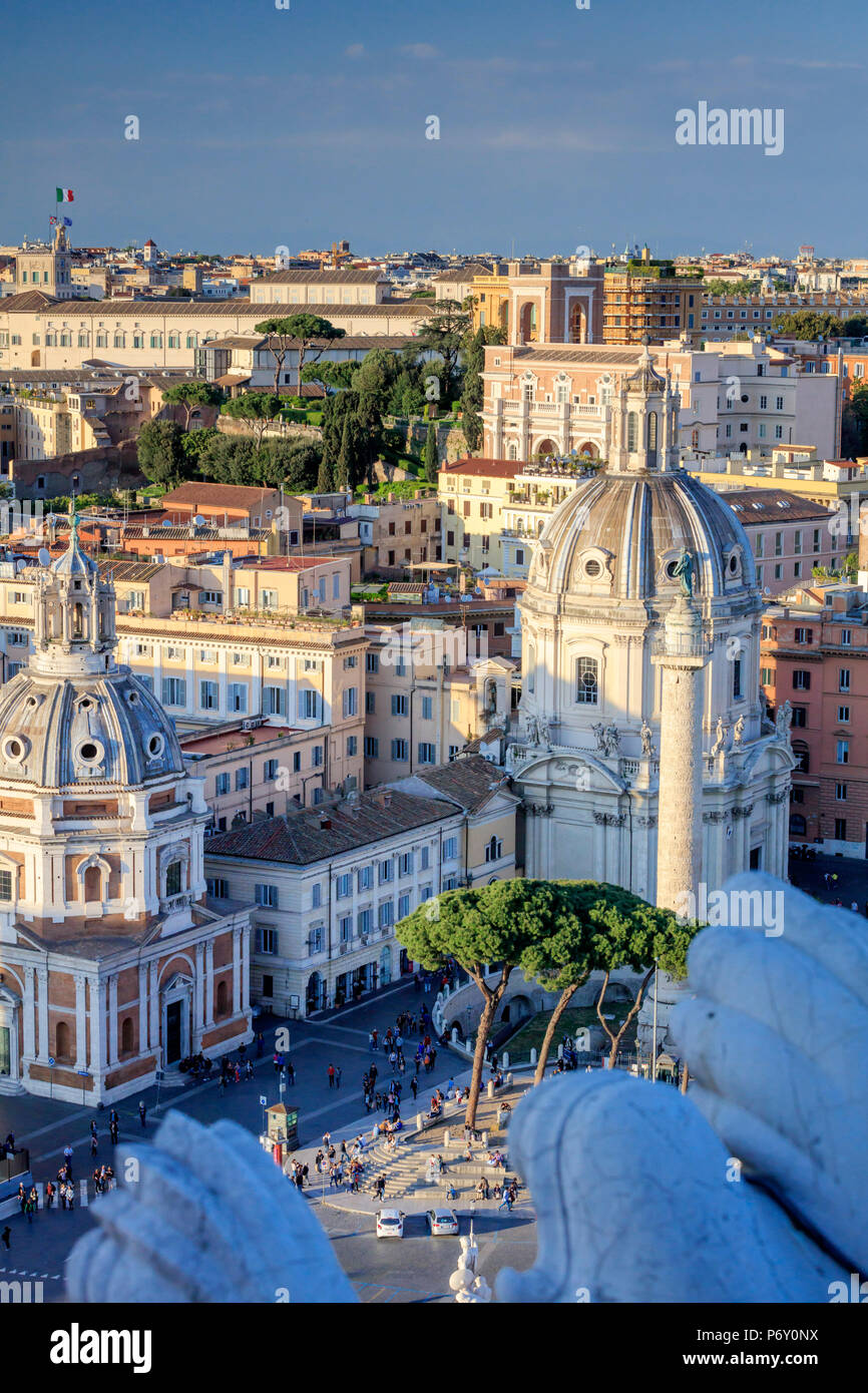 Italia, Roma, Altare della Patria monumento a Piazza Venezia con Traian forum in background Foto Stock