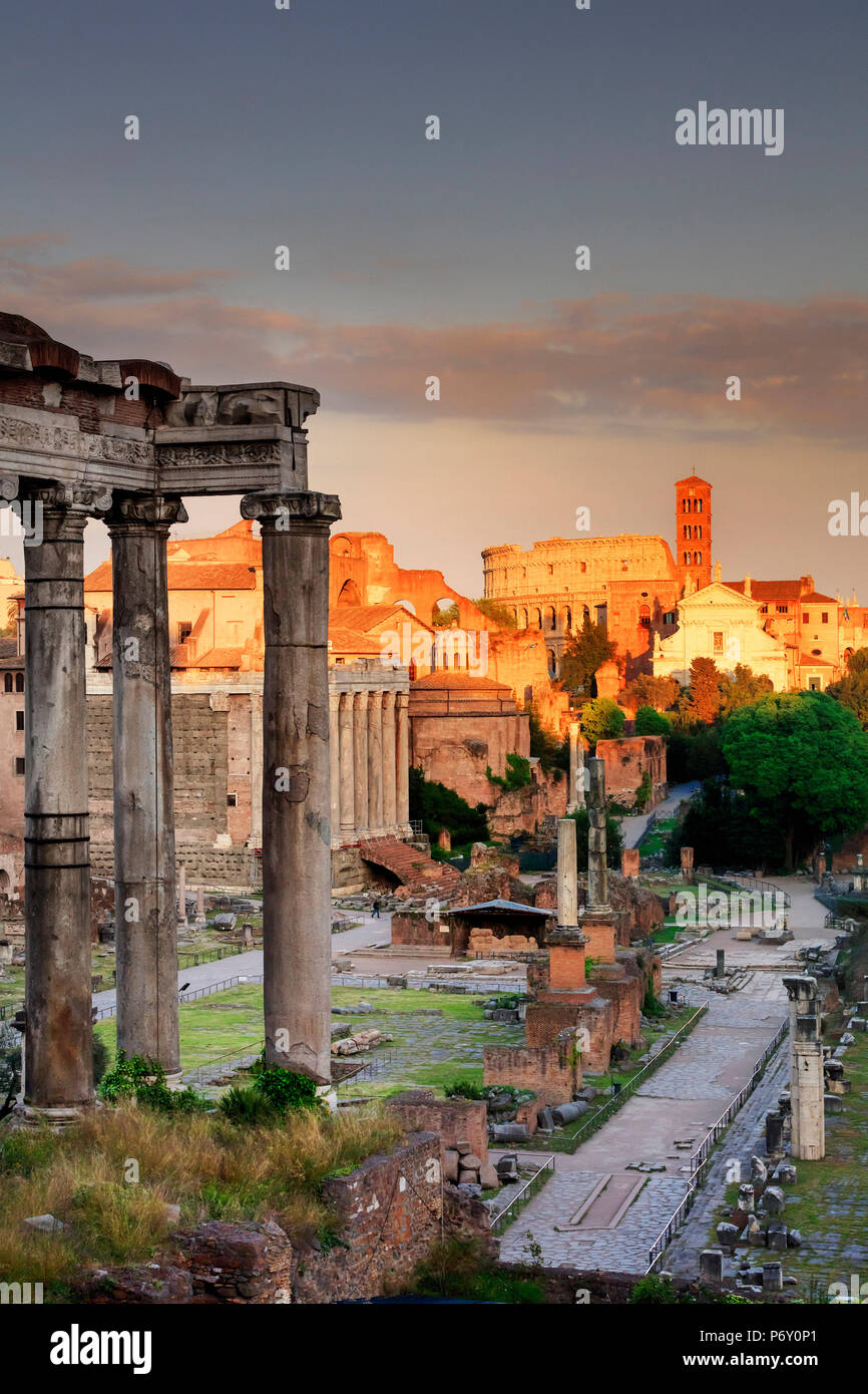 Italia, Roma, il Colosseo e il Foro Romano al tramonto Foto Stock