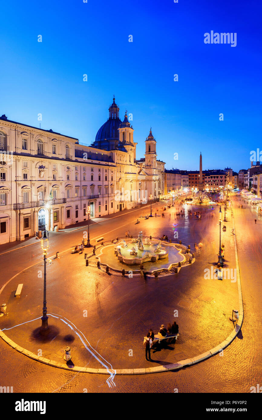 Italia, Roma, Piazza Navona con Sant Agnese in Agone chiesa e 4 Fiumi della fontana (Fontana dei Quattro Fiumi) di notte Foto Stock