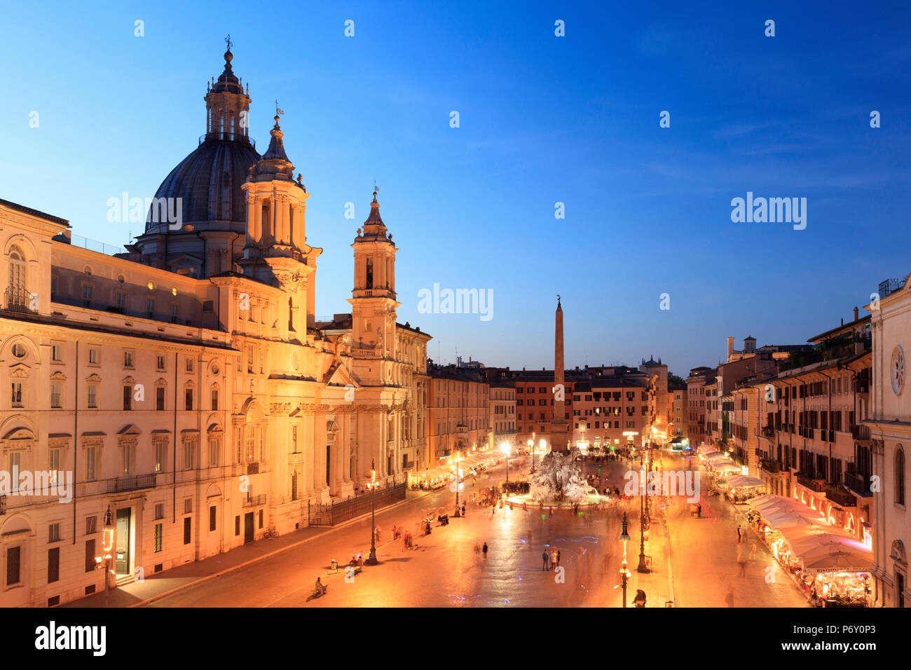 Italia, Roma, Piazza Navona con Sant Agnese in Agone chiesa e 4 Fiumi della fontana (Fontana dei Quattro Fiumi) di notte Foto Stock