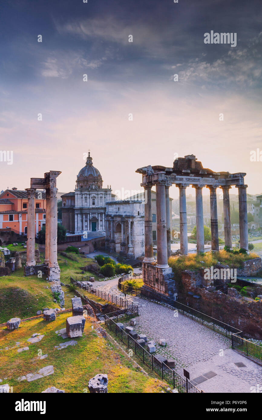 Italia, Roma, Colosseo e Foro Romano di sunrise Foto Stock