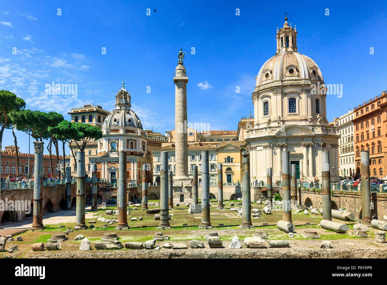 Italia, Roma, Traian forum lungo i Fori Imperiali street, con Santa Maria di Loreto chiesa Foto Stock