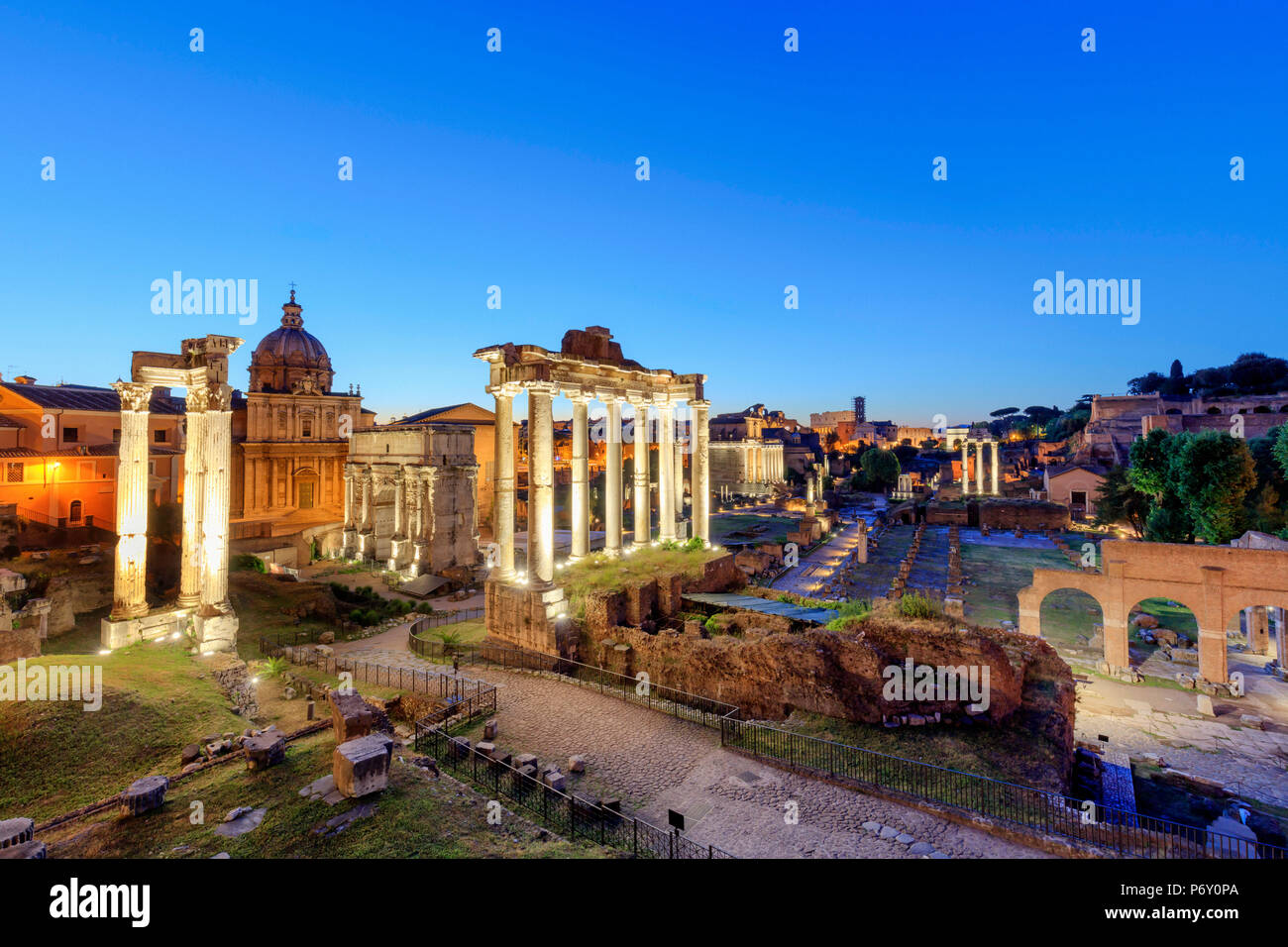 Italia, Roma, Colosseo e Foro Romano di notte Foto Stock
