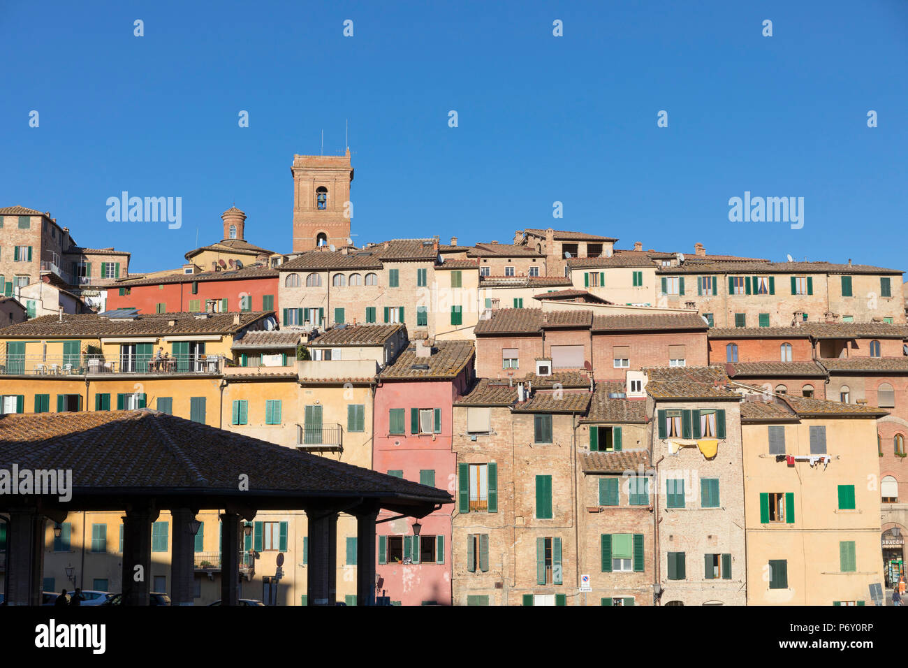 Gli edifici colorati e il mercato coperto in Siena, Toscana, Italia Foto Stock