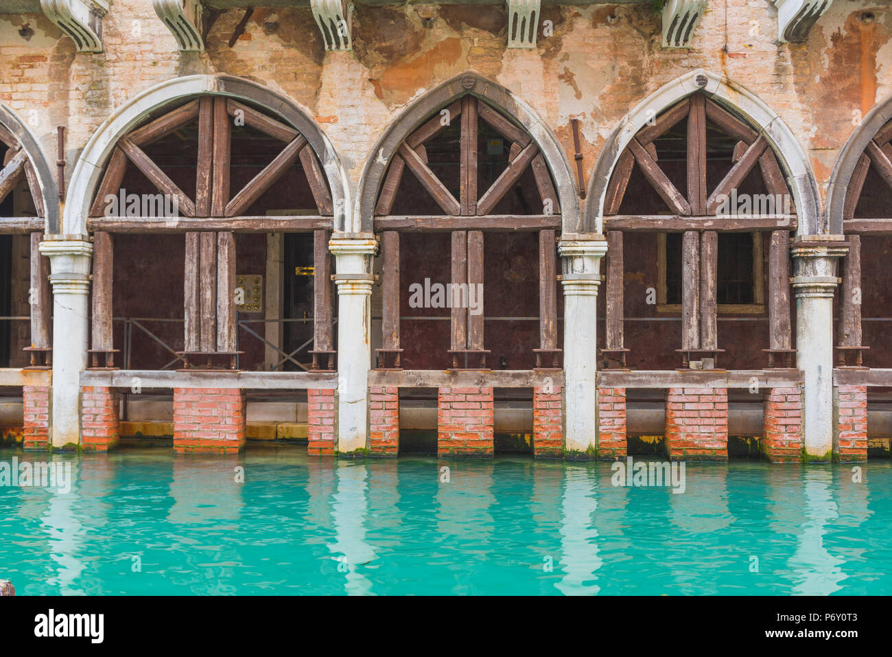 Venezia, Veneto, Italia. Vecchio edificio sul lungomare lungo una stradina canal. Foto Stock