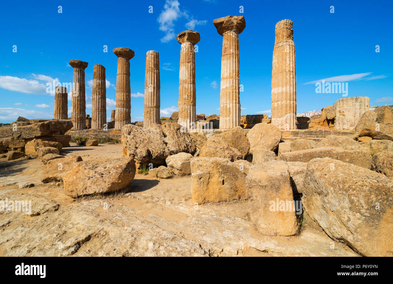 Resti del Tempio di Eracle, Valle dei Templi, Agrigento, Sicilia, Italia Foto Stock