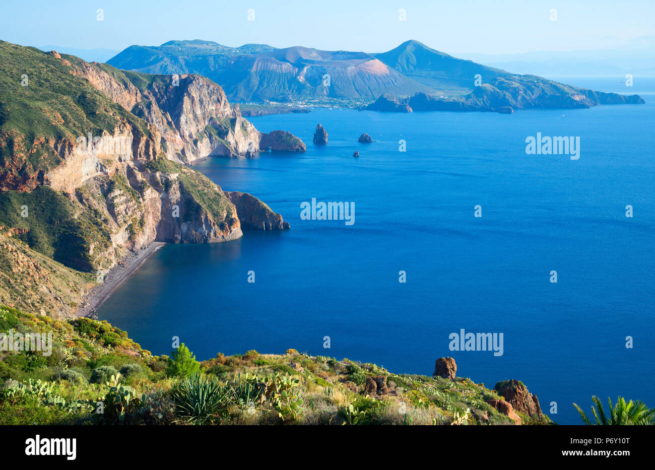 Vista dal Belvedere di Quattrocchi, Lipari, Isole Eolie, Sito Patrimonio Mondiale dell'UNESCO, Sicilia, Italia, Mediterraneo, Europa Foto Stock