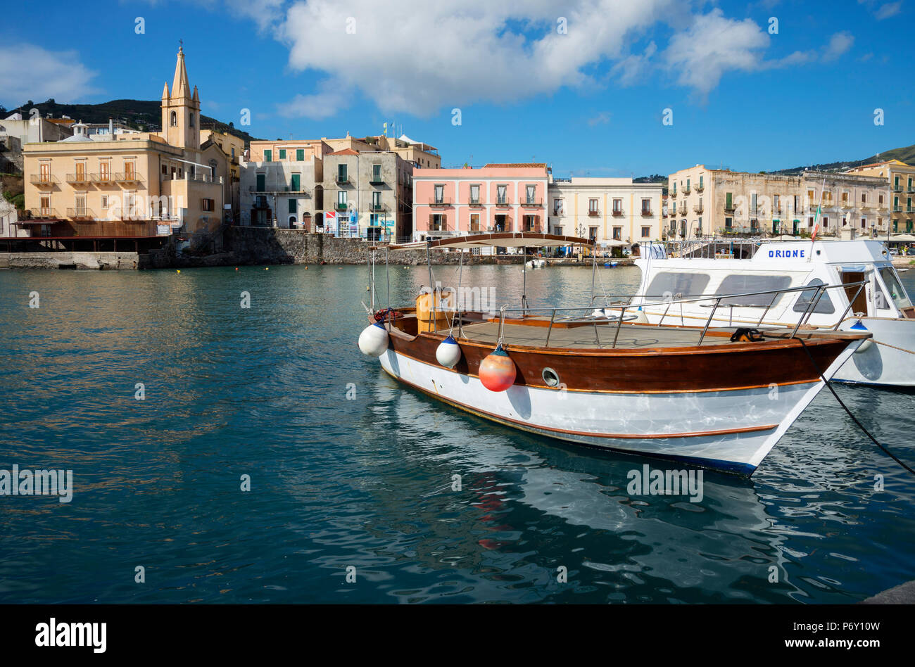 Marina Corta Harbour e San Giuseppe chiesa, Isola di Lipari, Isole Eolie, Sito Patrimonio Mondiale dell'UNESCO, Sicilia, Italia, Mediterraneo, Europa Foto Stock
