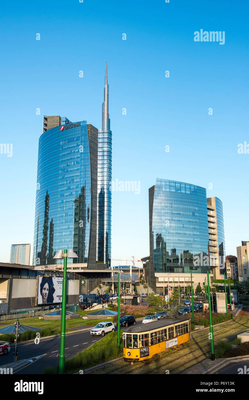 Milano, lombardia, italia. Tram iconico con Porta Nuova quartiere degli affari in background. Foto Stock