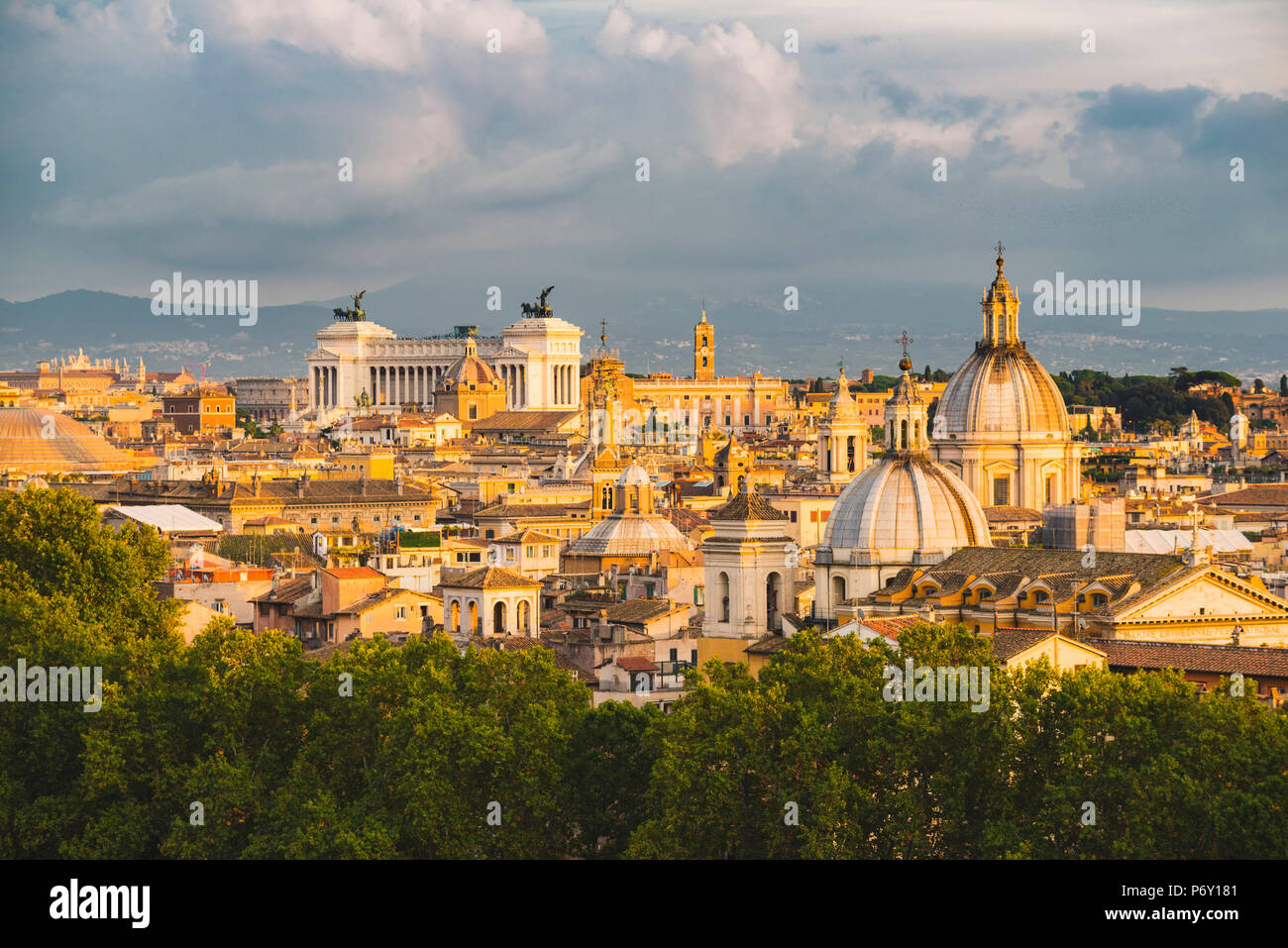 Roma, lazio, Italy. Angolo di alta vista sopra la città vecchia di cupole e l Altare della Patria (Altare della Patria). Foto Stock
