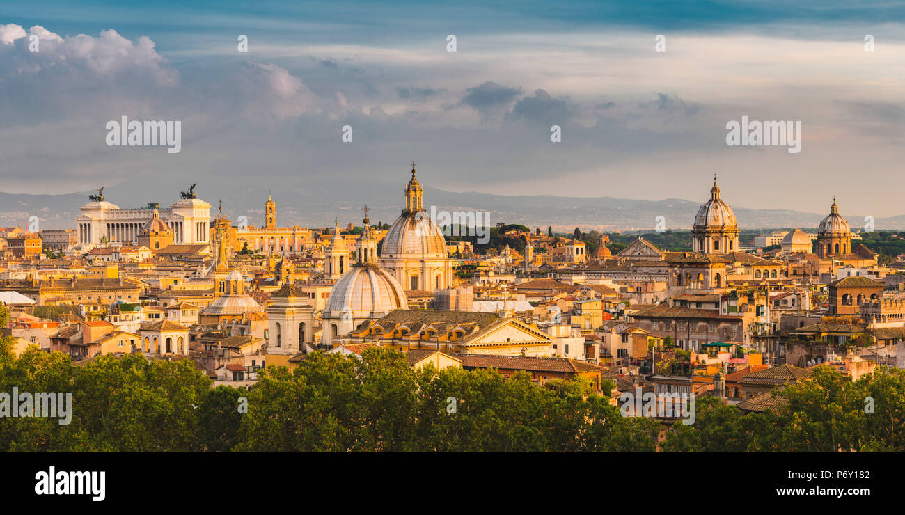Roma, lazio, Italy. Angolo di alta vista sopra la città vecchia di cupole e l Altare della Patria (Altare della Patria). Foto Stock