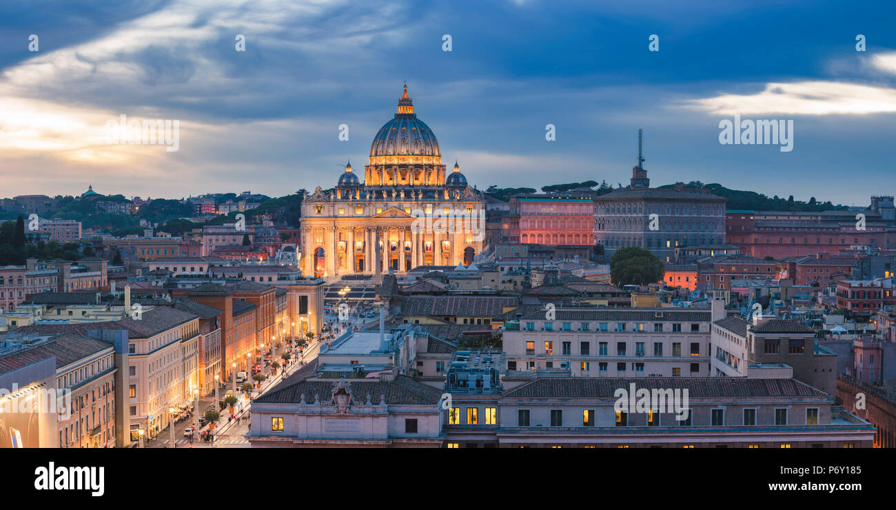 Roma, lazio, Italy. Elevato angolo di visione della Città del Vaticano e la Basilica di San Pietro illuminata al crepuscolo. Foto Stock