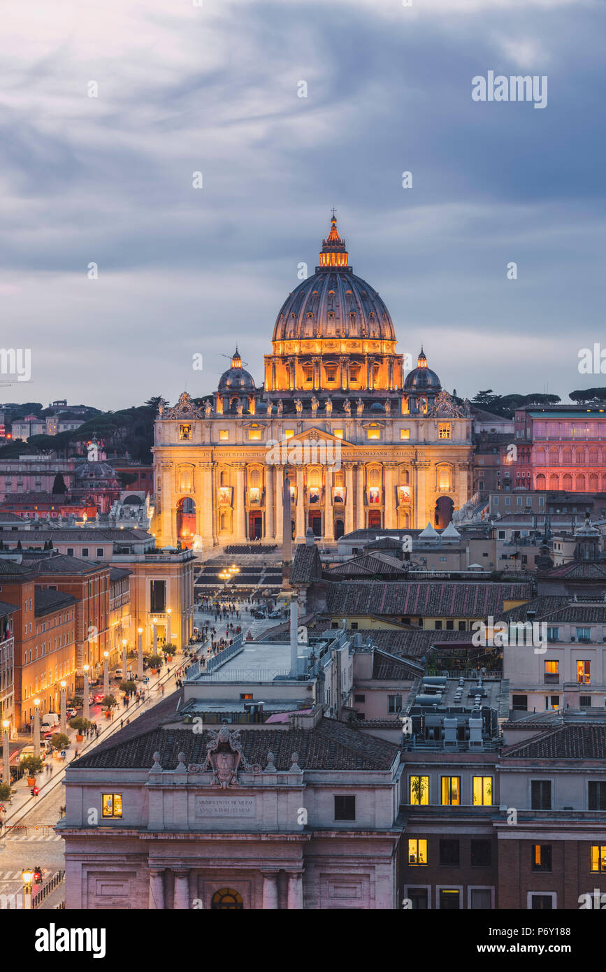 Roma, lazio, Italy. Elevato angolo di visione della Città del Vaticano e la Basilica di San Pietro illuminata al crepuscolo. Foto Stock