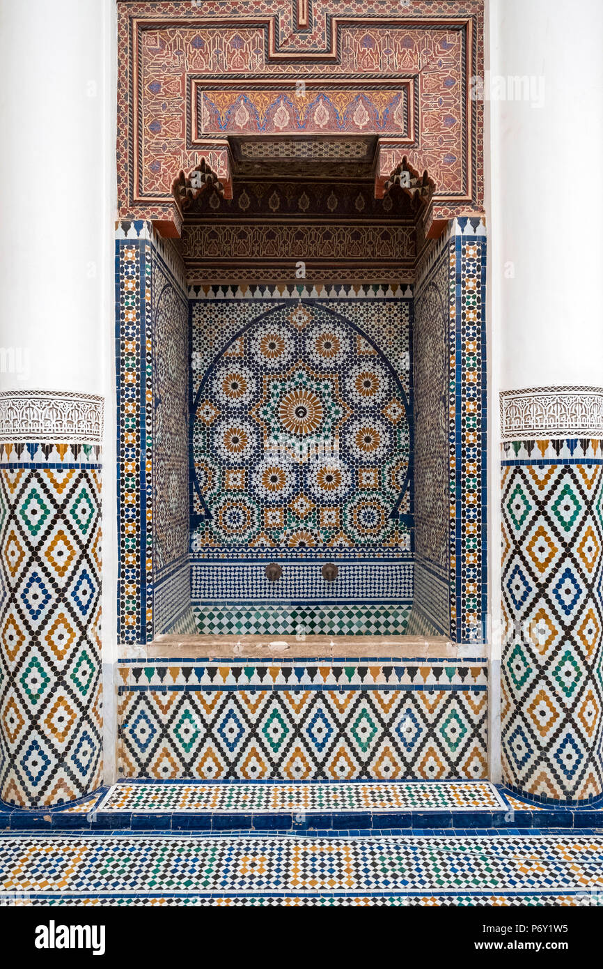 Il Marocco, Marrakech-Safi (Marrakesh-Tensift-El Haouz) regione, Marrakech. In piastrelle intricate lavabo a Marrakech Museo, ospitato nel XIX secolo Dar Menebhi Palace. Foto Stock