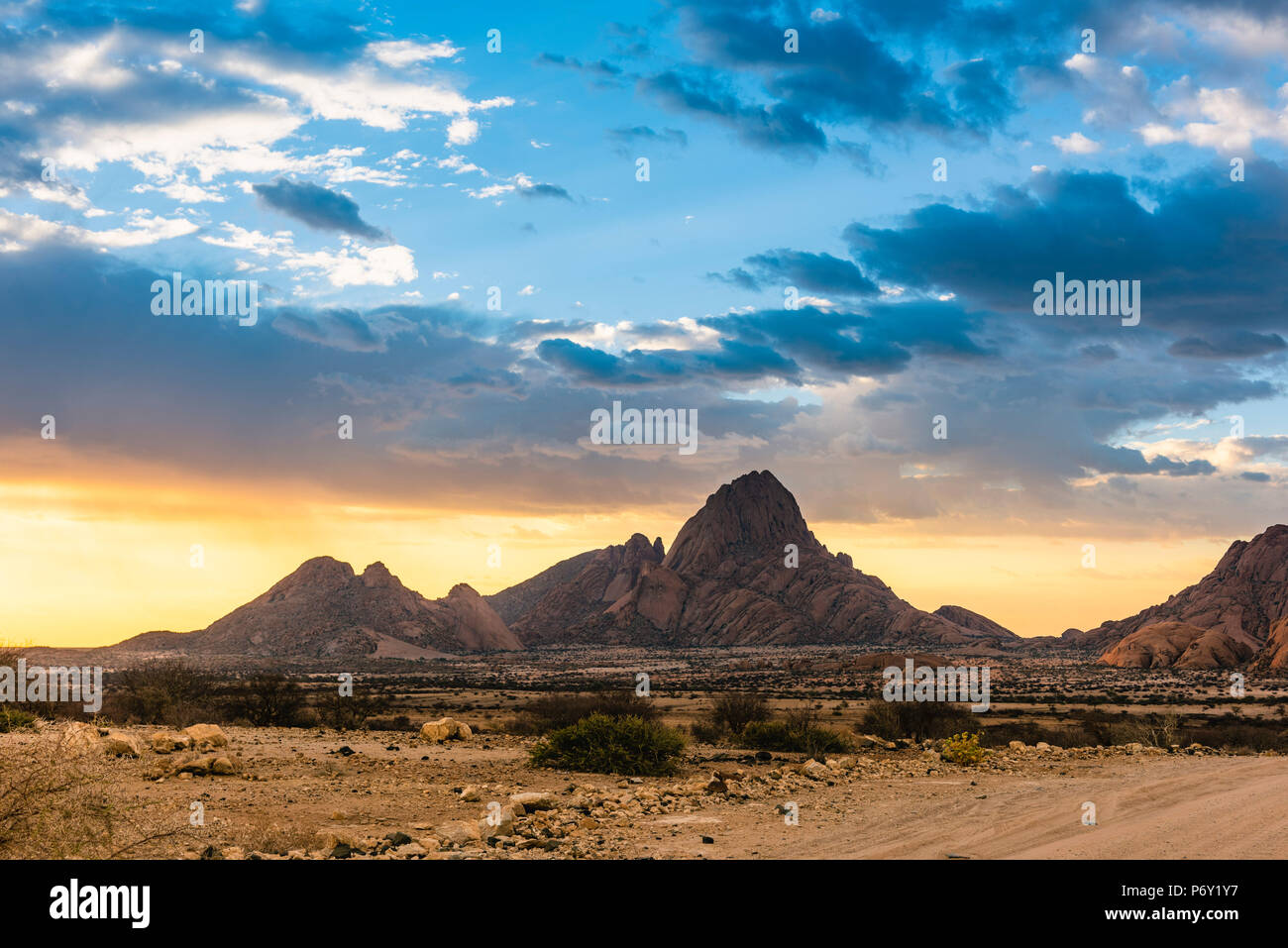 Spitzkoppe, Damaraland, Namibia, Africa. Picchi di granito al tramonto. Foto Stock