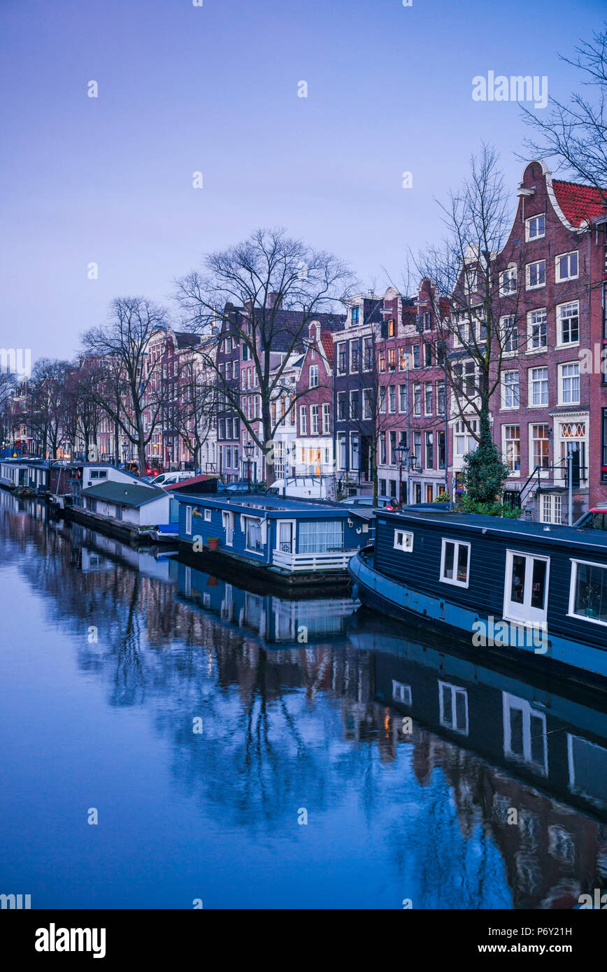 Paesi Bassi, Amsterdam, canale Prinsengracht edifici, alba Foto Stock
