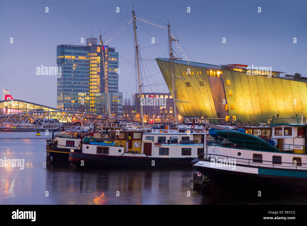 Paesi Bassi, Amsterdam, area Oosterdok, il centro scientifico NEMO edifico, alba Foto Stock
