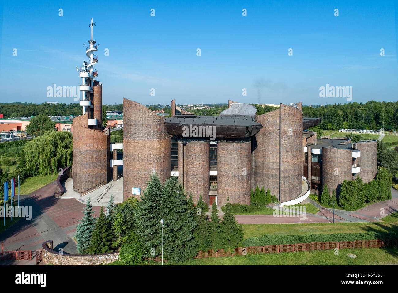 Katowice, Polonia - 8 Giugno 2018: Chiesa moderna dell Esaltazione della Santa Croce e della Madonna della Salute degli infermi a Katowice, costruito nel 1991. Antenna Foto Stock