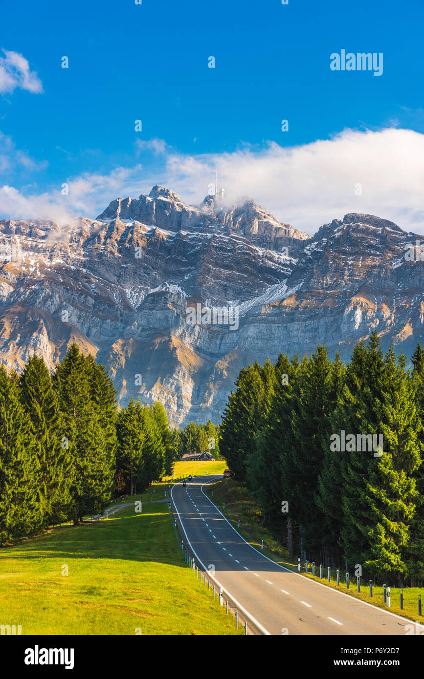 La strada che conduce a SchwÃ¤galp pass con il monte SÃ¤ntis in background, Svizzera. Foto Stock