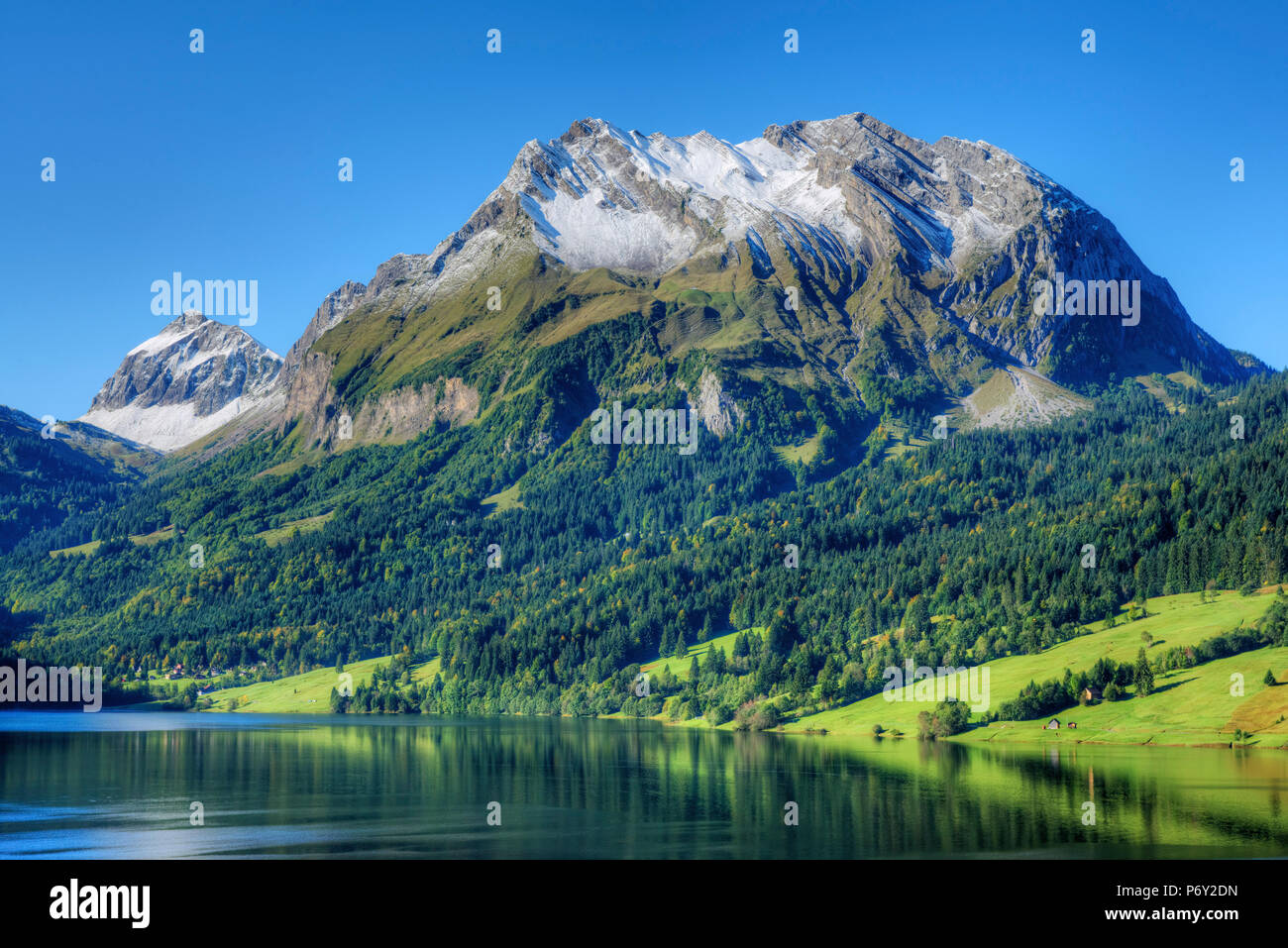 Il lago di WÃ¤gital con Fluebrig montagna in Glarner Alpi a caduta, Innerthal, Svitto, Svizzera Foto Stock
