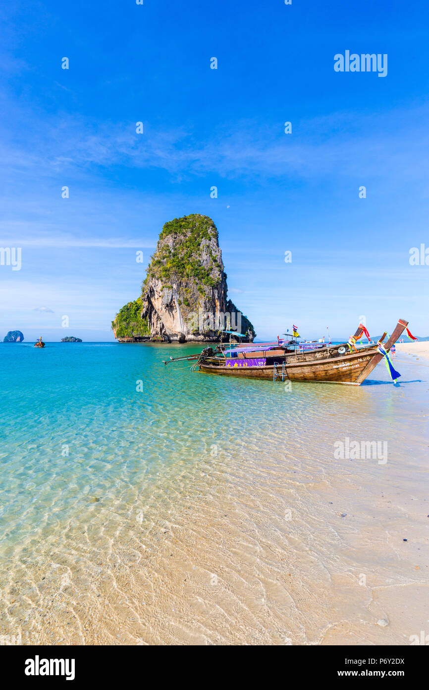 Longtail barche su Phra Nang Beach, Railay Penisola, Provincia di Krabi, Thailandia Foto Stock