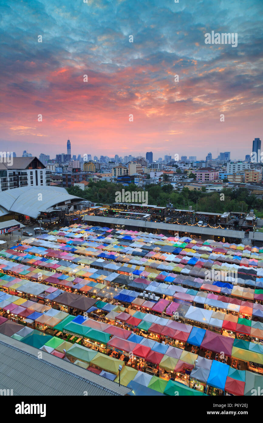 Thailandia, Bangkok, Talad asta Ratchada Fad (treno notte di mercato) Foto Stock