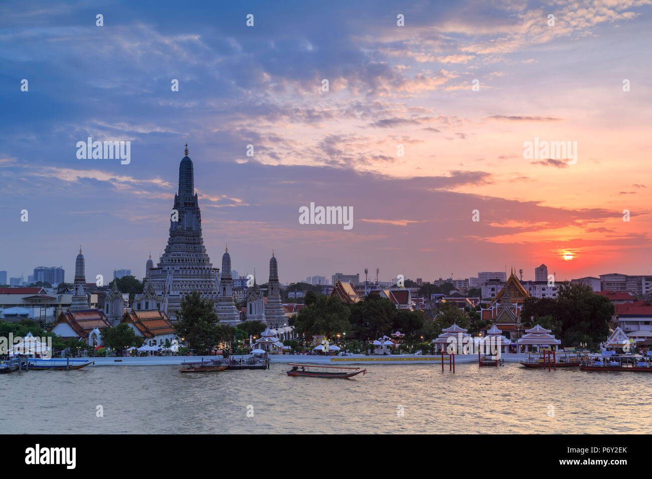 Thailandia, Bangkok, Wat Arun (il tempio dell'alba) e del Fiume Chao Praya Foto Stock